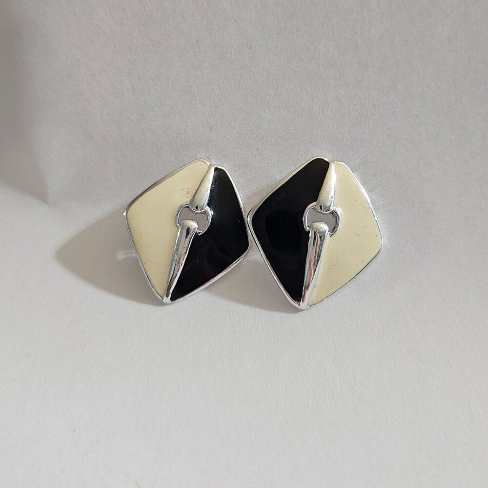 Vintage Enamel Black & White Enameled Gold Tone Earings